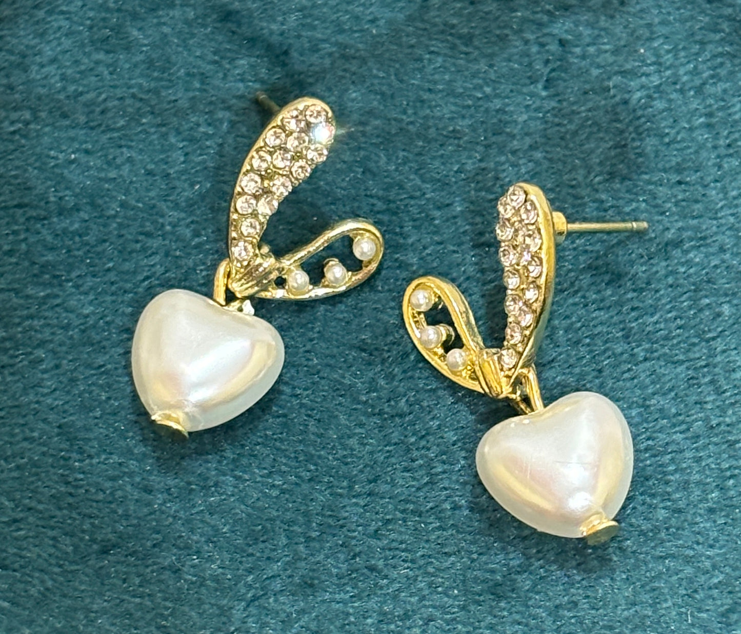 Stone stud with heart pearl