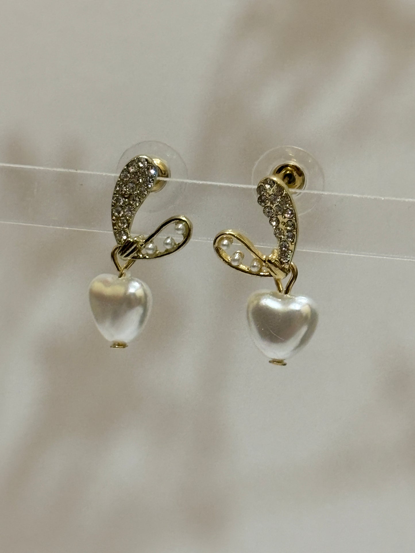 Stone stud with heart pearl